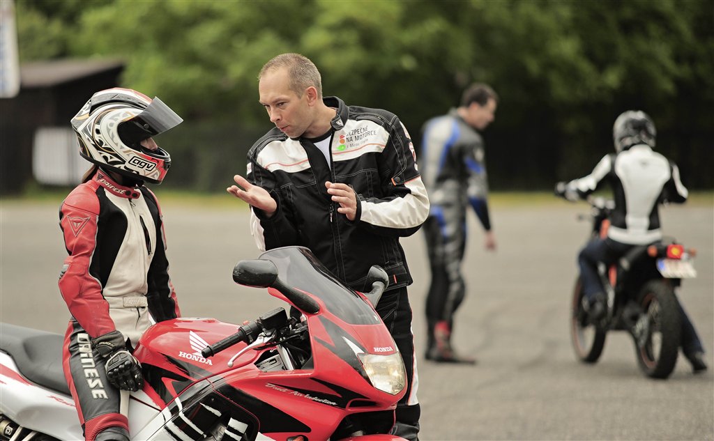 Motonovináři v motoškole